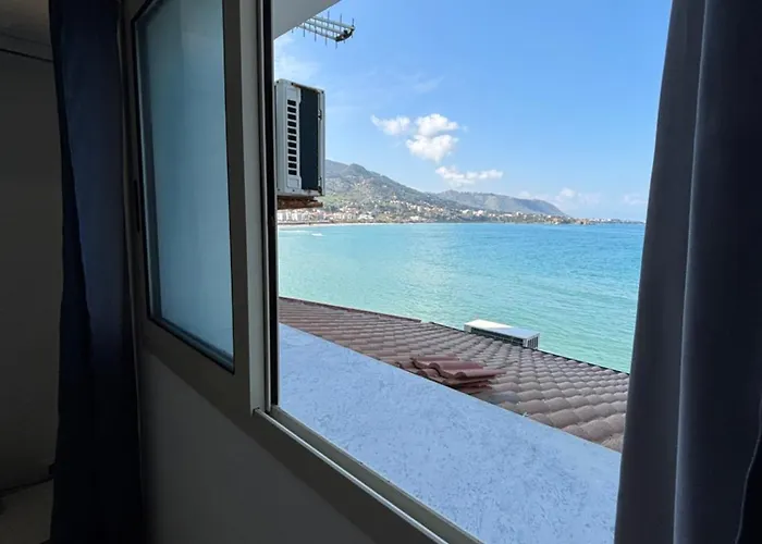 Casa Marina La Terrazza Sul Mare 住宿加早餐酒店 切法卢